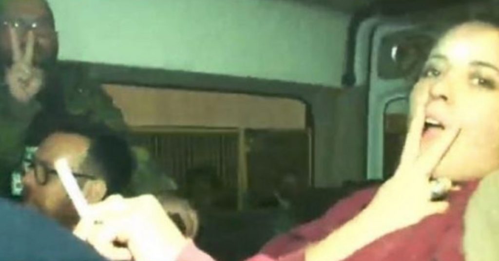 Amiga de Jani Dueñas, Paloma Salas, explicó el por qué de sus “obscenos gestos” a la prensa