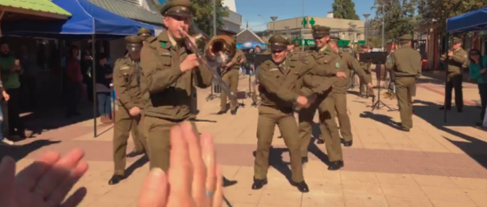 ¡Hilarante! Carabineros de la región de Aysén bailan al puro estilo de Fortnite en conmemoración al 8M