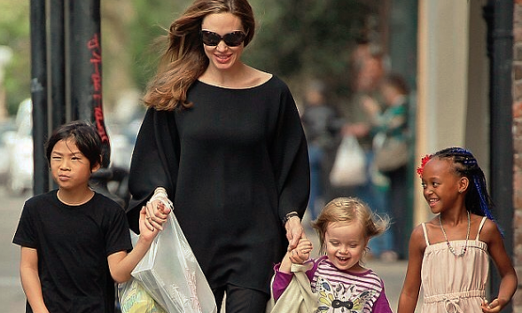 Reapareció vestida de novia: Angelina Jolie y sus hijos acaparan todas las miradas en el estreno de “Dumbo”