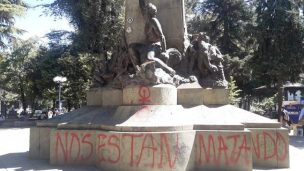 8M: Manifestantes rayan monumento a Bernardo O'Higgins en Chillán