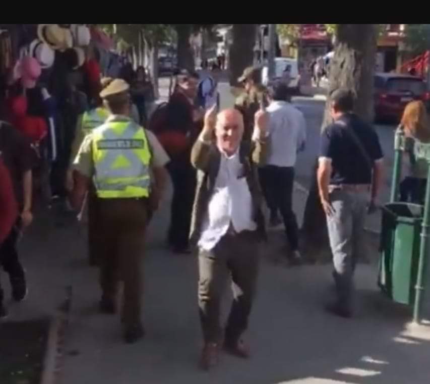 Polémica en Quilpué: alcalde respondió a protesta con gestos obscenos