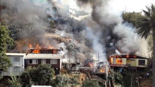 Incendio afecta al menos a tres hogares en Cerro San Roque en Valparaíso