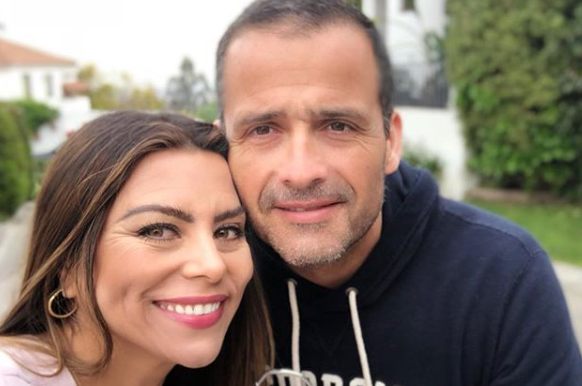 Esposa de Iván Núñez hace pesas con taco aguja en el gimnasio
