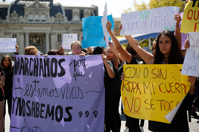 Feministas creyentes se manifestaron frente a la Catedral de Santiago el marco del “8M”