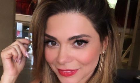 “Ya eres bastante madurita para estas fotos”: Antonella Ríos es criticada por posar en bikini