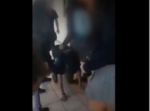 En el pasillo del colegio: Estudiante da brutal golpiza a un compañero