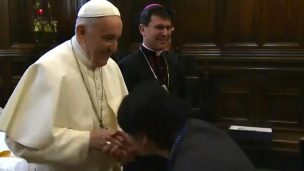 VIDEO | El polémico momento en que el Papa Francisco se resiste a que feligreses besen su anillo