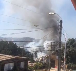 Onemi declara Alerta Roja para Viña del Mar por incendio forestal que afectó a viviendas