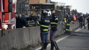 Policía rescata a 51 niños que fueron secuestrados dentro de un bus en Milán