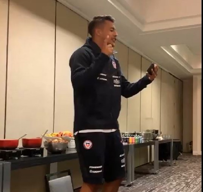 [VIDEO] Así “bautizaron” los jugadores de “La Roja” a Iván Morales en su primera nómina por Chile