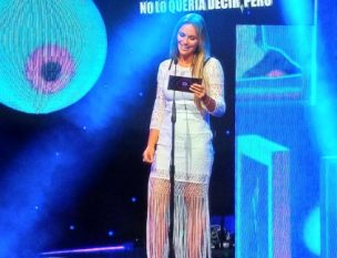 GigaAwards: Kenita Larraín se ríe de ella misma y aparece como la 