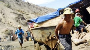 Ocho mineros mueren asfixiados por un socavón en Perú