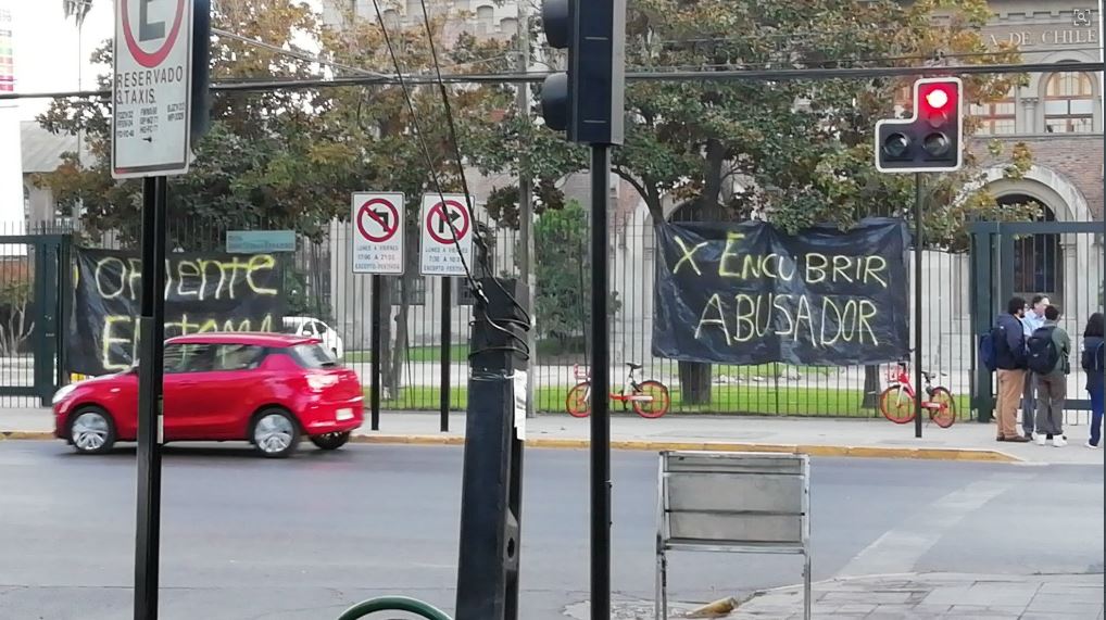 “Por encubrir a abusador”: Campus Oriente de la Universidad Católica es tomado por estudiantes