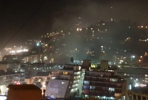Voraz incendio afecta al centro de Reñaca