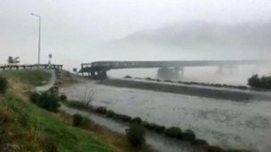 Dramático Video: Puente en Nueva Zelanda colapsa debido a tormenta