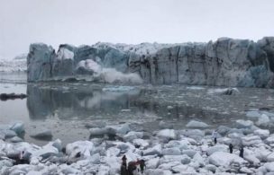 VIDEO | Turistas huyen asustados tras caída de trozo de glaciar