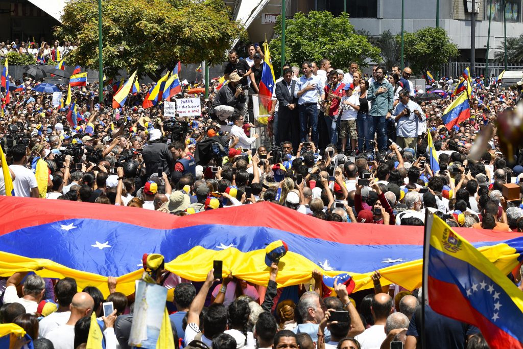 Guaidó echó a andar “fase definitiva” contra Maduro, que pide diálogo