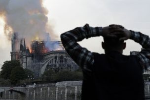 VIDEO | El momento exacto que se derrumba la aguja de la catedral Notre Dame