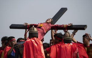 Cientos de filipinos se flagelan y se crucifican en Viernes Santo