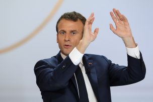 Macron dispuesto a descartar plan de suprimir 120.000 puestos de funcionarios