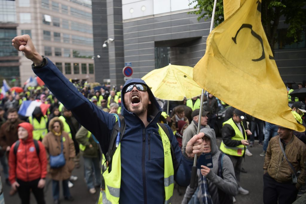 “Chalecos amarillos” se movilizan en Francia tras anuncios “nada concretos” de Macron