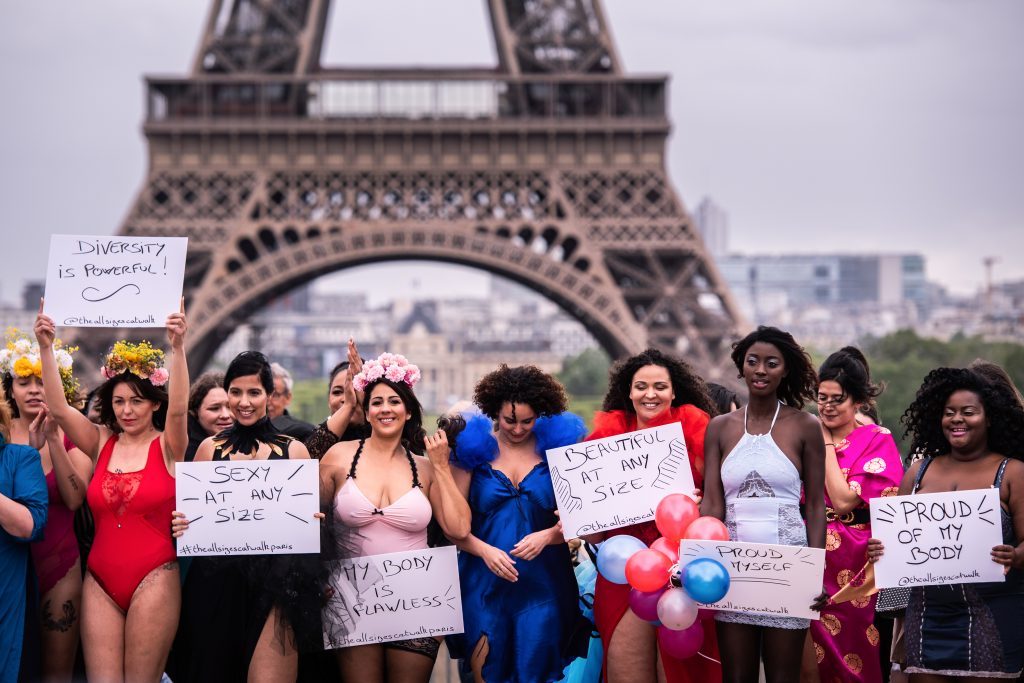 Modelos “gorditas” desfilan delante la torre Eiffel contra la dictadura de modistas