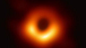 Sale a la luz la primera imagen de un agujero negro