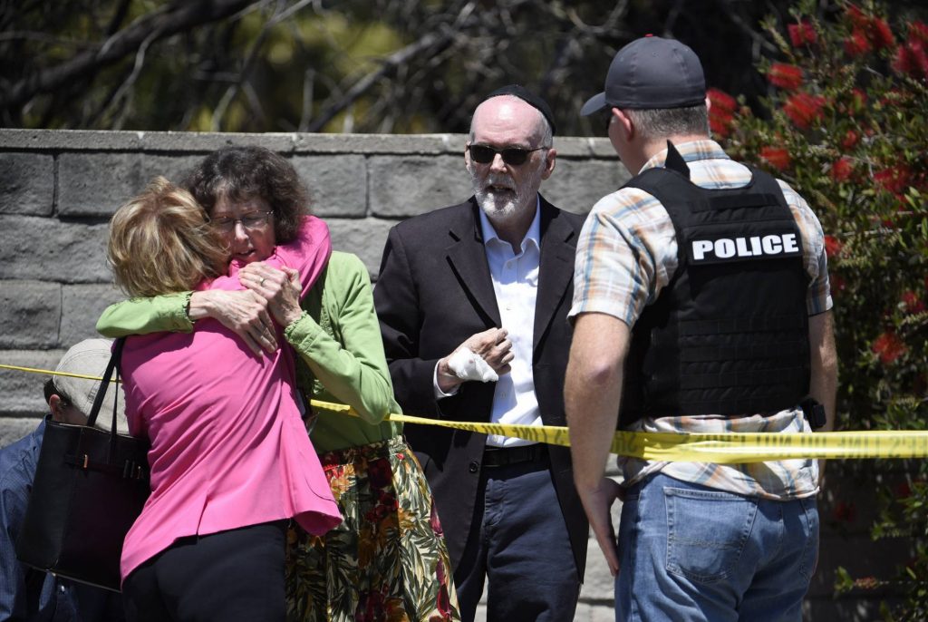 Un muerto y tres heridos en tiroteo en una sinagoga en California