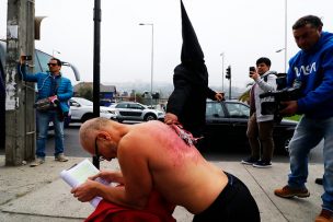 FOTOS | Dirigente sindical recibió 106 latigazos como forma de protesta por los despidos del Duoc UC