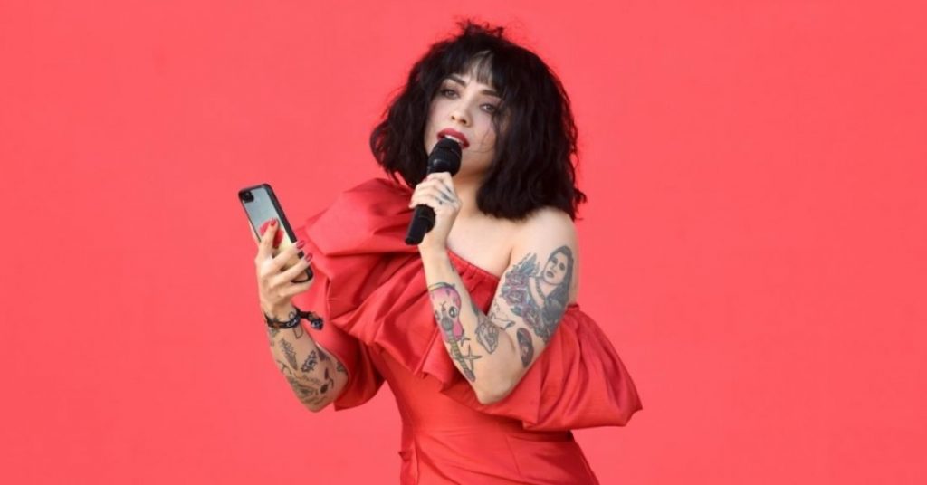 “Déjenme en paz”: Mon Laferte responde a críticas por cantar tema de Dua Lipa con su celular