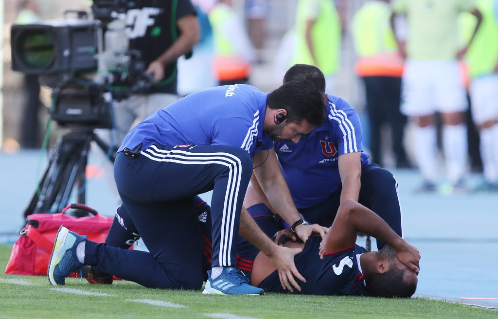 Hinchas de la U critican duramente a Jean Beausejour tras lesionarse