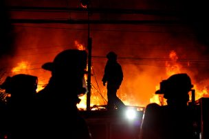 Hombre de 72 años falleció luego de salvar a un niño de un incendio en Valparaíso