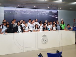 Zidane recibe a niños chilenos en la Ciudad Deportiva del Real Madrid