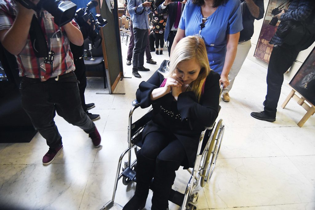 Video capta momento exacto de caída de Pamela Jiles: “La Abuela se quebró la tibia y el peroné”