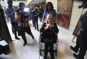 FOTOS | Pamela Jiles en silla de ruedas: diputada se tropezó con unos cables cuando iba dar una conferencia