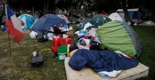 Estación Central prohíbe poner carpas en el bandejón central de la Alameda y plazas