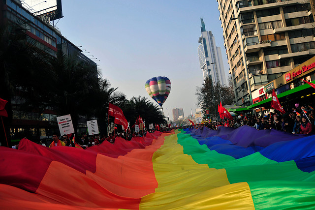 Editorial ofrece disculpas al Movilh y retira diccionarios que definían homosexualidad como “pederastia”