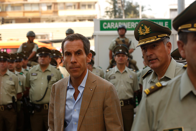 Alcalde de Santiago cuestiona decisión de los jueces que dejaron en libertad a los acusados de rociar bencina a profesora