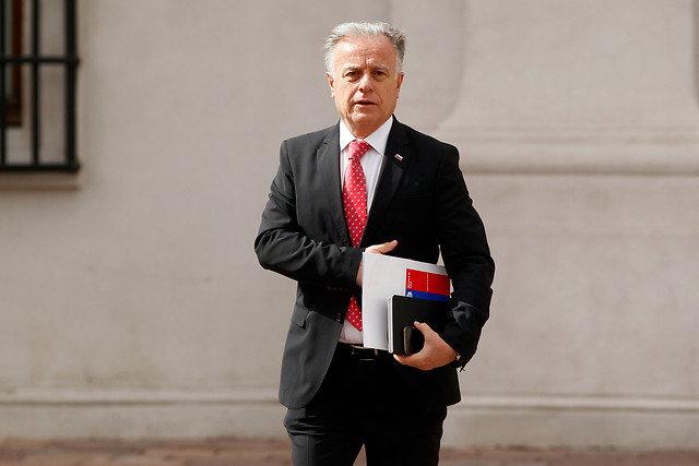 Ministro de Salud calificó como “incomprensible” el alza de las isapres