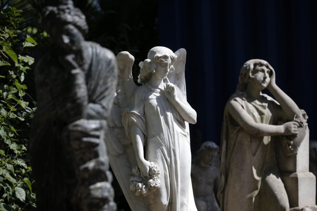 Estatua de 300 kilos cae sobre la cabeza de un niño en plaza de Chiloé