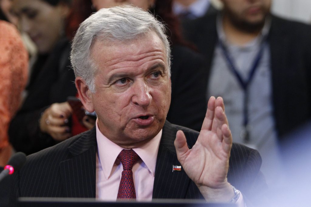 Ministro Larraín dijo que el cambio climático es ya “un problema financiero”
