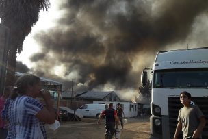 Incendio destruyó dos fábricas de muebles y una bodega de plásticos en La Granja