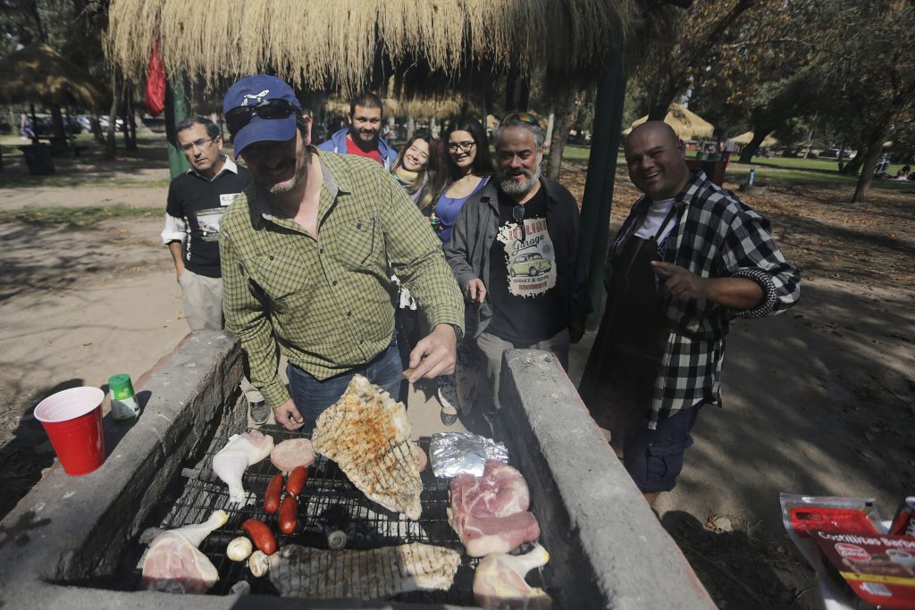 “Asado Secular” reunió a un puñado de “creyentes” en Parque Padre Hurtado