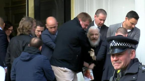 Julian Assange es acusado en EE.UU. de “piratería informática” y enfrenta hasta 5 años de prisión