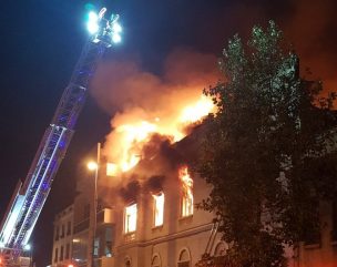 Voraz incendio afecta a casona en barrio universitario en Santiago Centro