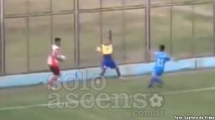 Pasapelotas le pega una patada voladora a un jugador rival y provocó batalla campal