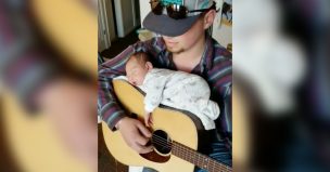 ¿El mejor método? Padre hace dormir a su pequeña hija sobre su guitarra y se transforma en viral