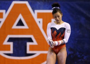 VIDEO | Gimnasta se rompe las dos piernas durante ejercicio