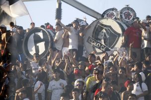 Garra Blanca lanza pirotecnia en el Estadio Monumental amenazando la suspensión del Palestino vs. River Plate