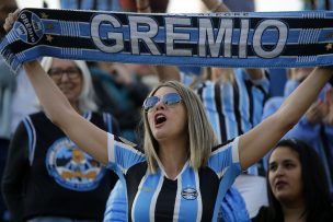 ¿Fueron mufa? Captan a hinchas de la U en barra de Gremio en la derrota contra la UC